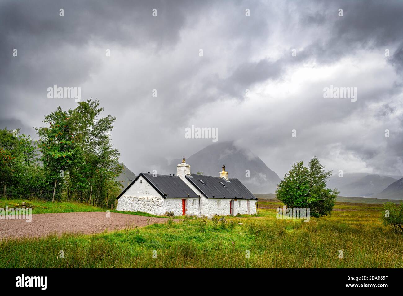 Black Rock Cottage, dietro il Buachaille Etive Mor, Glen Coe, Rannoch Moor, West Highlands, Scozia, Gran Bretagna Foto Stock