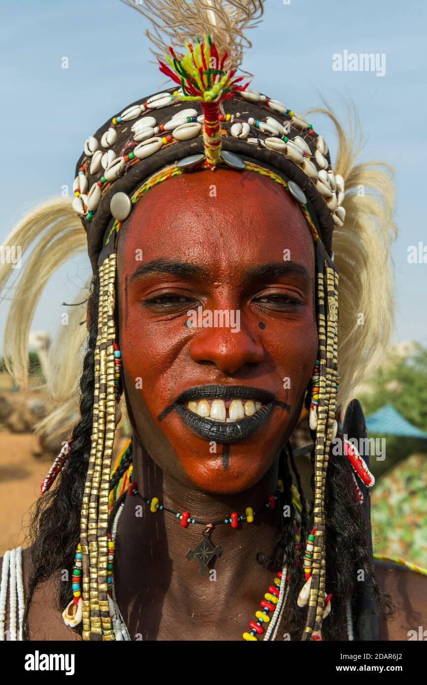 Wodaabe-Bororo uomo con volto dipinto durante l'annuale festival Gerewol, concorso rituale di courtship tra i gruppi etnici Fulani, Niger Foto Stock