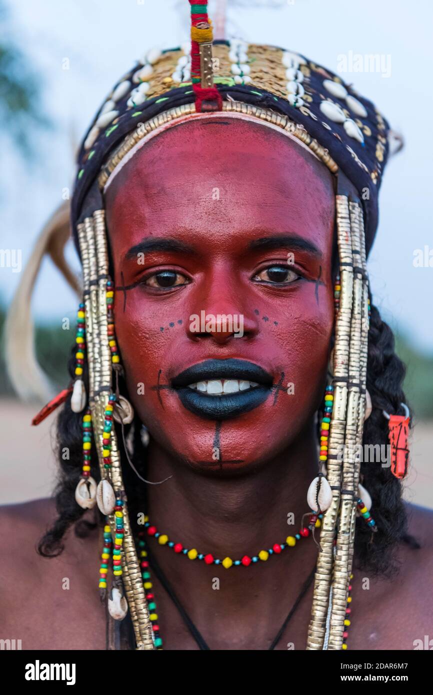 Wodaabe-Bororo uomo con volto dipinto durante l'annuale festival Gerewol, concorso rituale di courtship tra i gruppi etnici Fulani, Niger Foto Stock