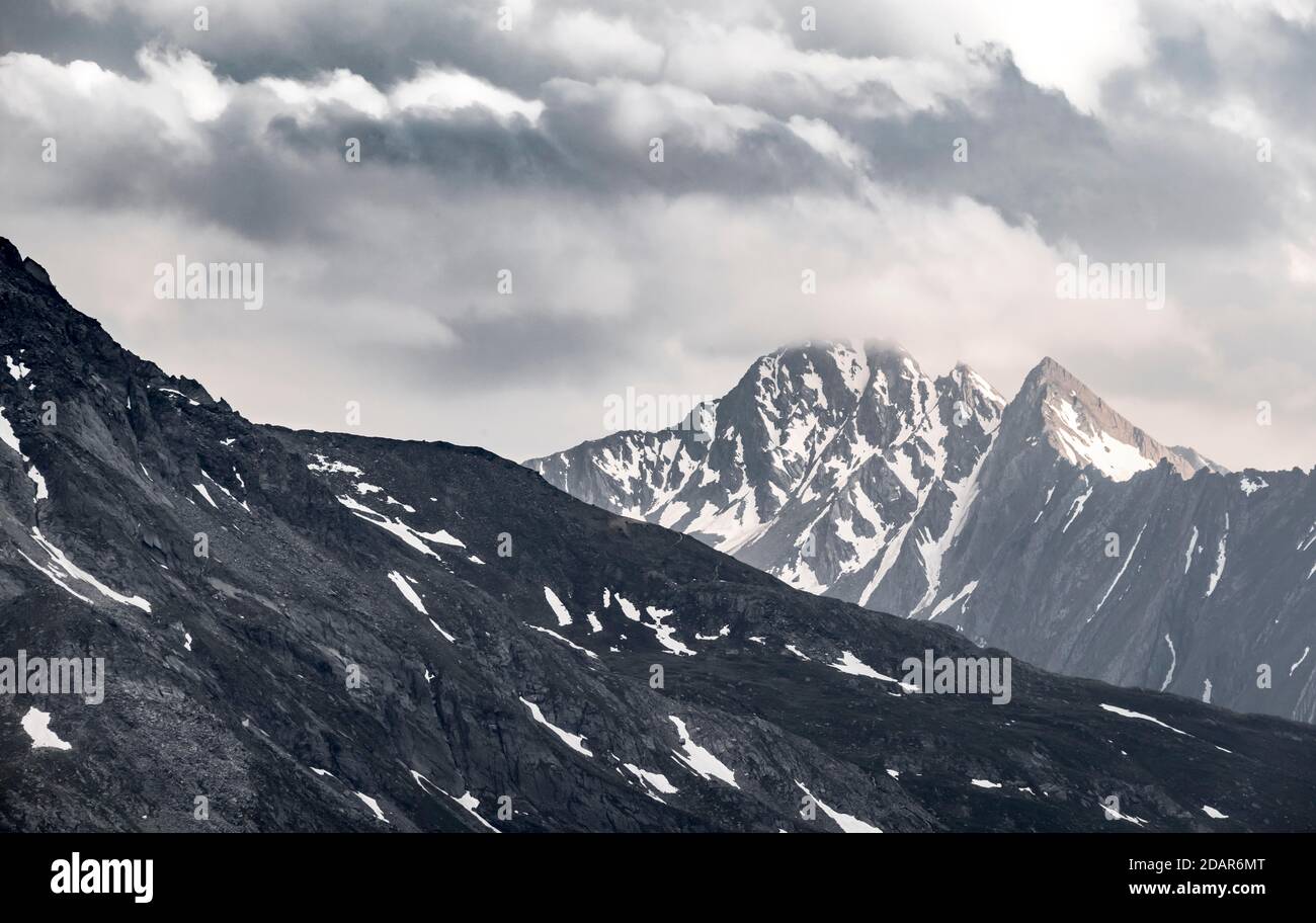 Cime montuose, montagne innevate, suggestivo paesaggio montano con cielo nuvoloso, Alpi Zillertal, Zillertal, Tirolo, Austria Foto Stock