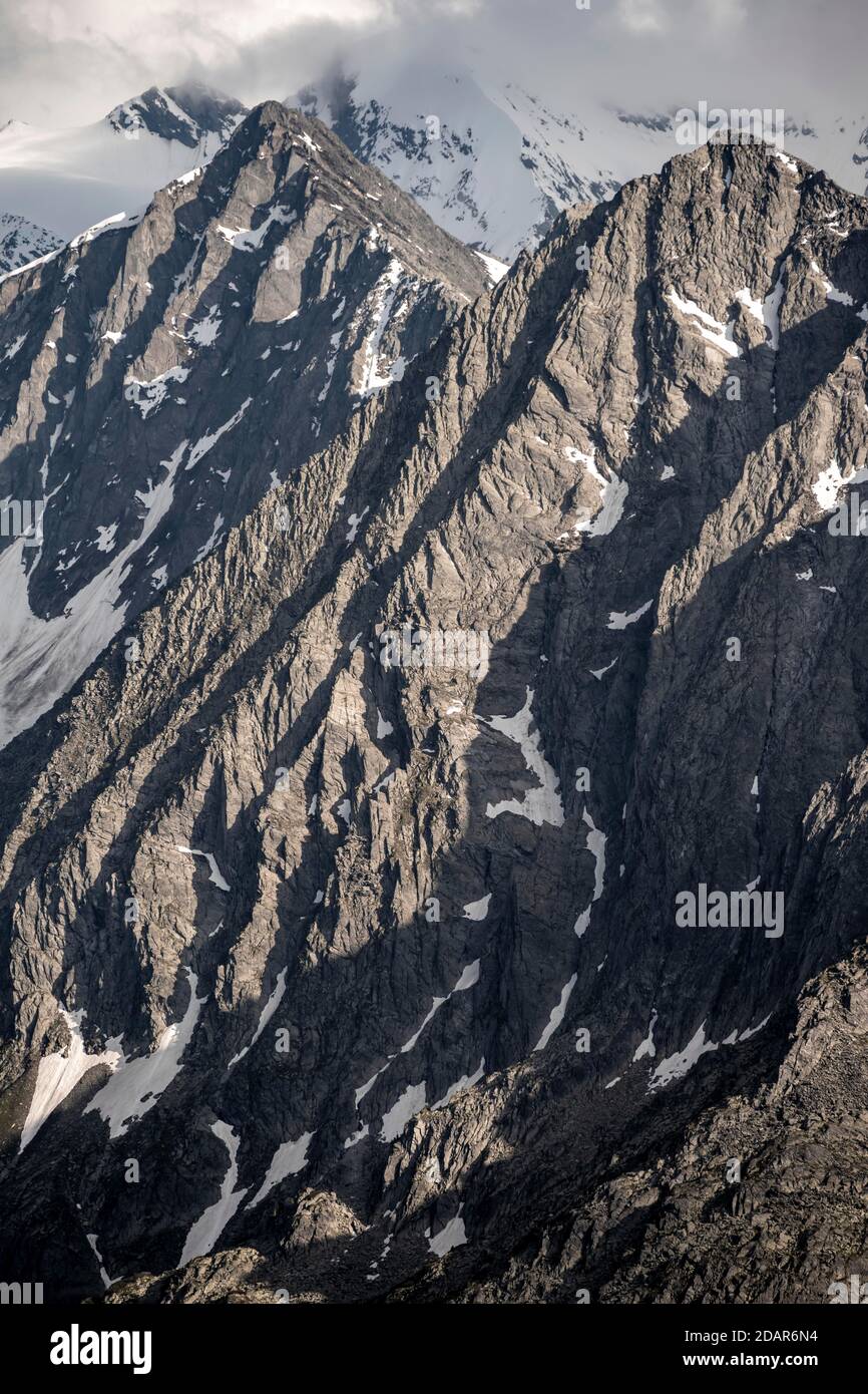 Cime montuose, montagne innevate, suggestivi paesaggi montani, Alpi Zillertal, Zillertal, Tirolo, Austria Foto Stock