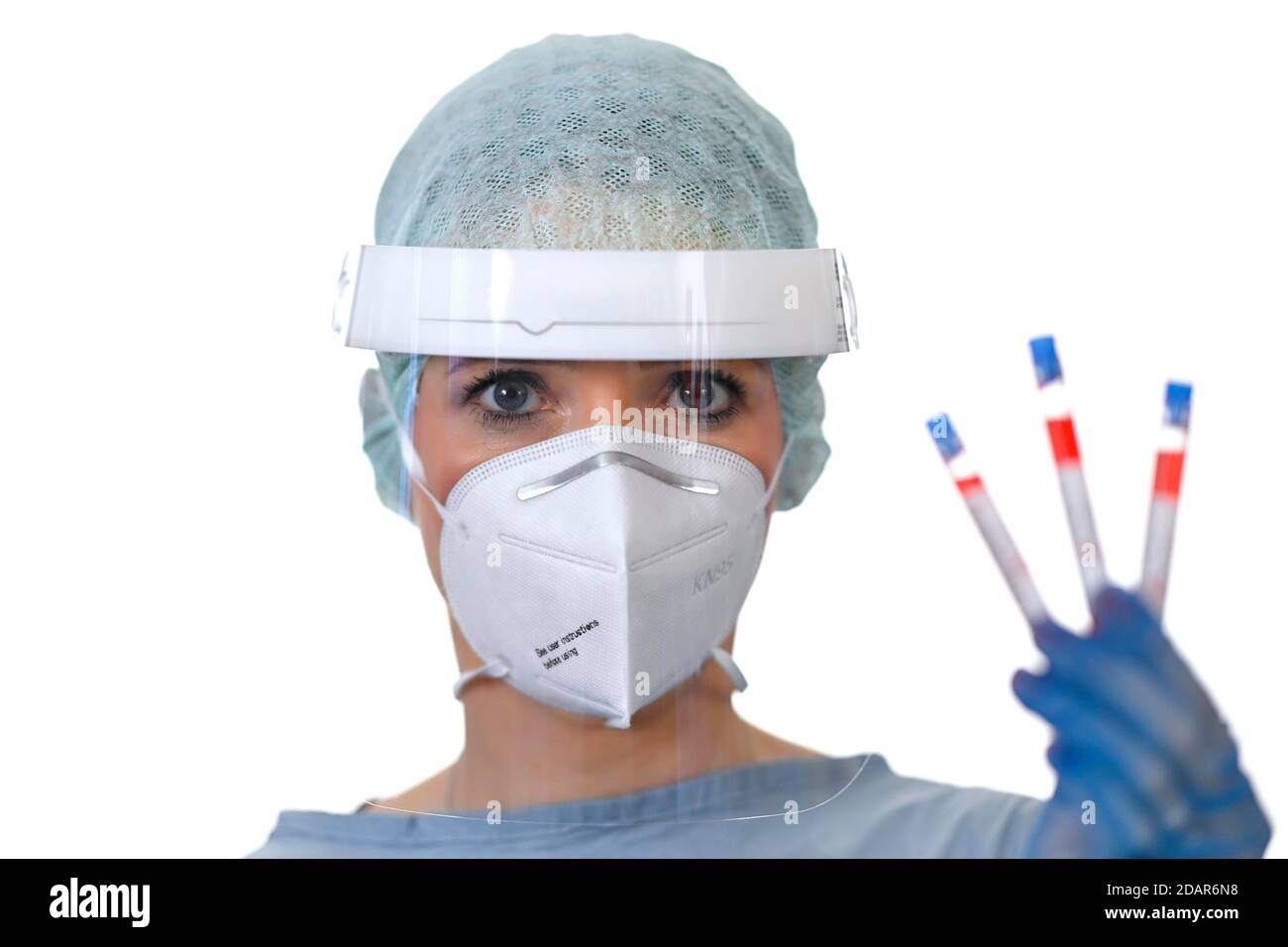 Risultato positivo del test, personale medico che utilizza RT-PCR, reazione a catena della polimerasi a trascrittasi inversa in tempo reale, test corona, crisi corona Foto Stock