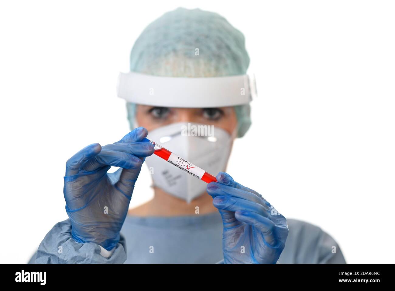 Risultato positivo del test, personale medico che utilizza RT-PCR, reazione a catena della polimerasi a trascrittasi inversa in tempo reale, test corona, crisi corona Foto Stock