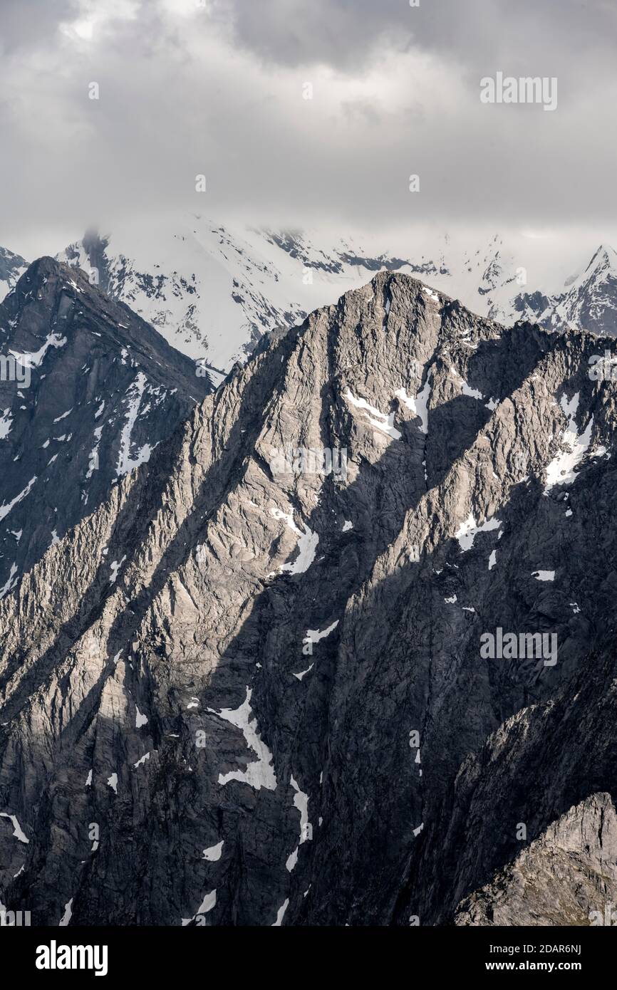 Cime montuose, montagne innevate, suggestivo paesaggio montano con cielo nuvoloso, Alpi Zillertal, Zillertal, Tirolo, Austria Foto Stock