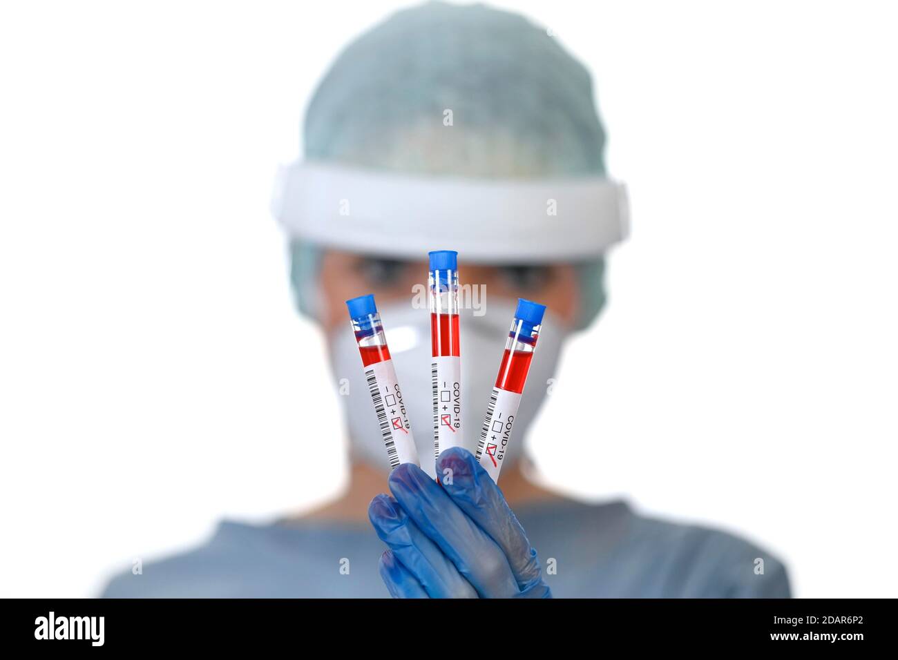 Risultato positivo del test, personale medico che utilizza RT-PCR, reazione a catena della polimerasi a trascrittasi inversa in tempo reale, test corona, crisi corona Foto Stock