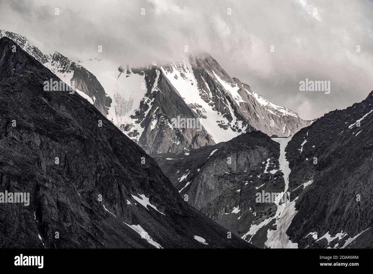 Tra le nuvole ricoperte di neve montagna, suggestivo paesaggio montano, Alpi Zillertal, Zillertal, Tirolo, Austria Foto Stock