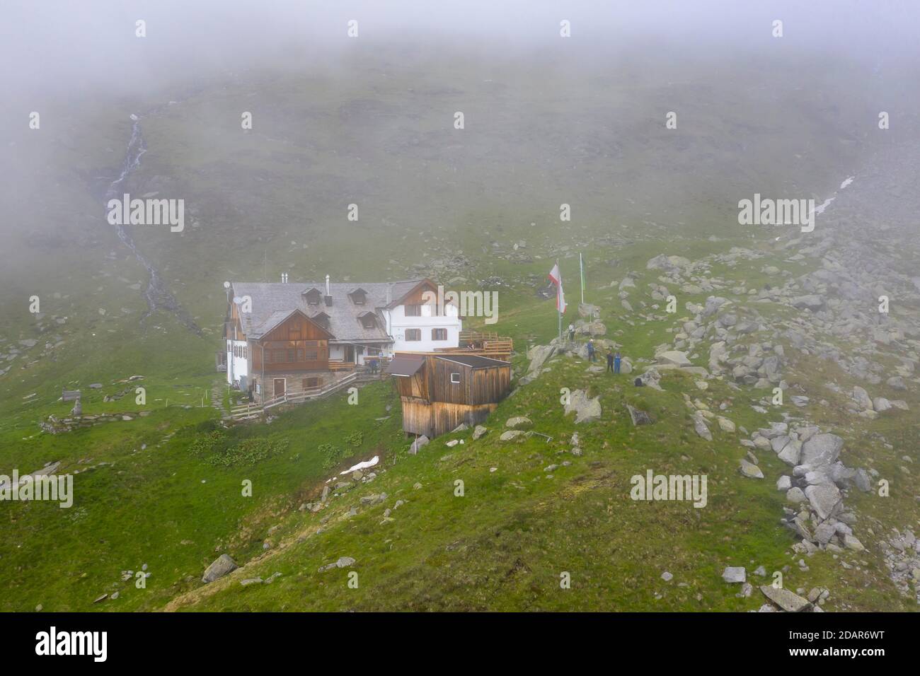 Furtschaglhaus bei Nebel, rifugio, Berliner Hoehenweg, Alpi Zillertal, ghiacciaio Schlegeiskees, Zillertal, Tirolo, Austria Foto Stock