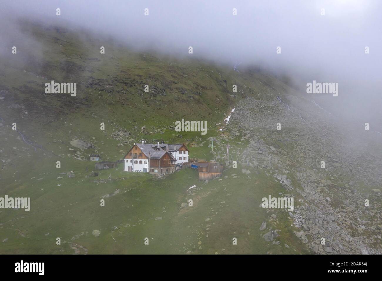 Furtschaglhaus bei Nebel, rifugio, Berliner Hoehenweg, Alpi Zillertal, ghiacciaio Schlegeiskees, Zillertal, Tirolo, Austria Foto Stock