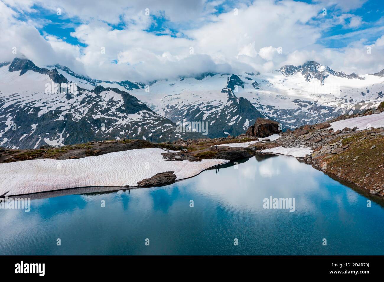 Vista aerea, Schwarzsee, dietro il ghiacciaio Schwarzensteinkees e Hornkees con la cima di Hornspitze, Berliner Hoehenweg, Alpi Zillertaler, ghiacciaio Foto Stock