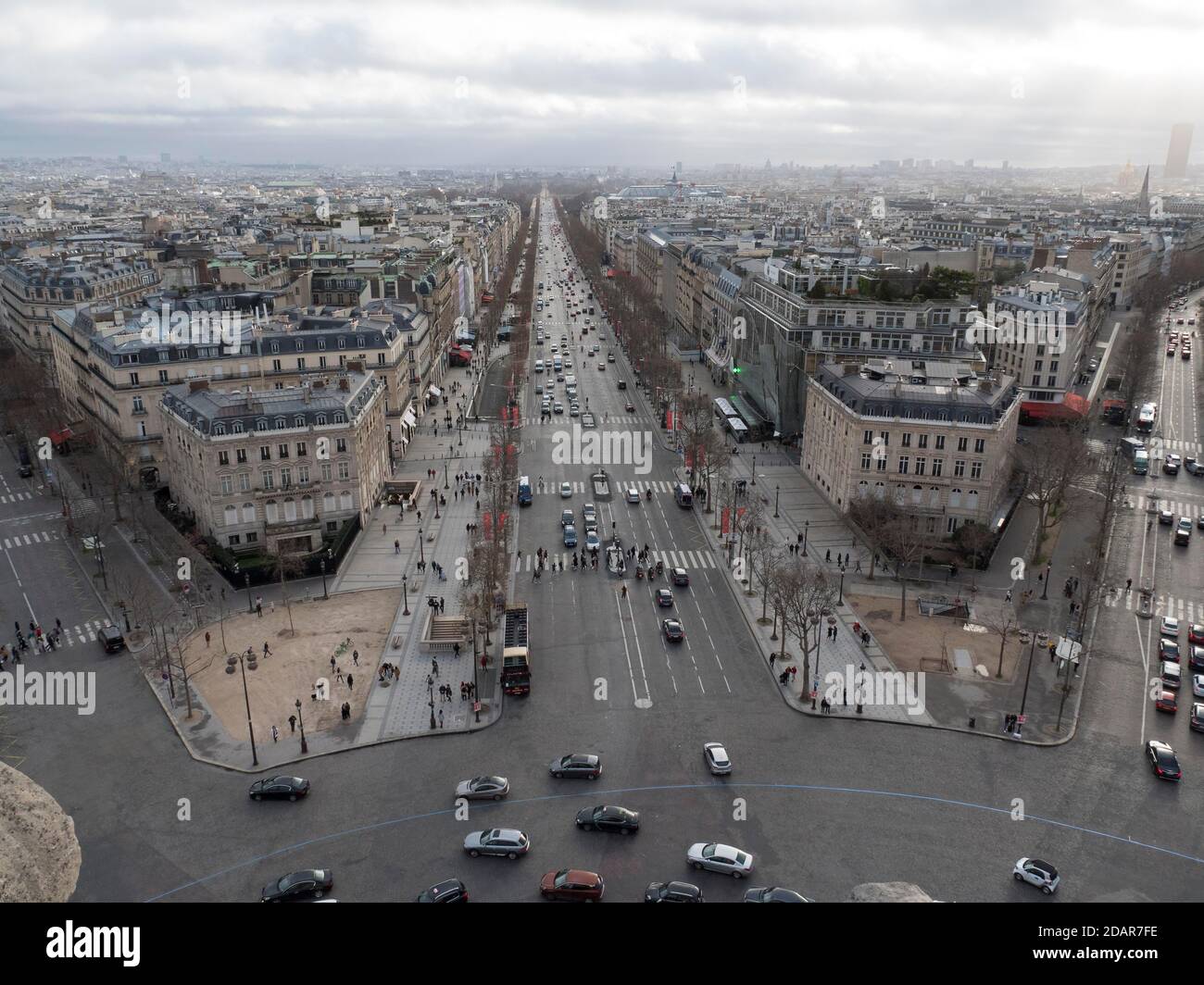 Vista panoramica dell'Avenue des Champs-Elysees dall'Arco di Trionfo dell'Etoile, Parigi, Francia Foto Stock