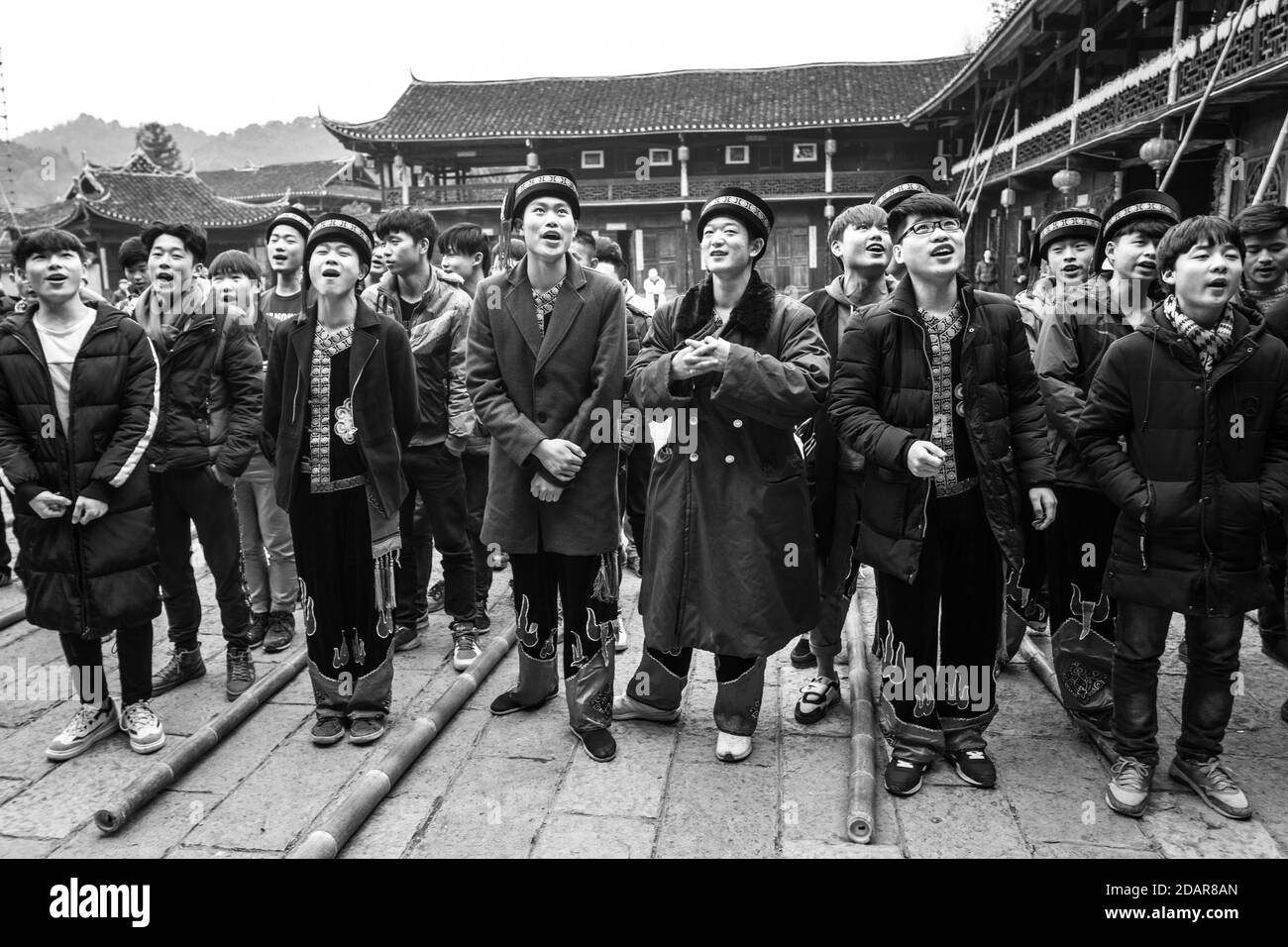 I giovani preparano una produzione in cui derapano la donna non sposata da un balcone, Ping'an, Zhangjiajie National Forest Park, Cina Foto Stock