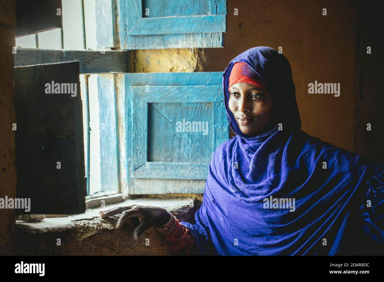 Rivenditore di incenso, nei locali incenso di qualità e varietà diverse viene pulito e selezionato, Rahma, 17 anni, Erigavo, Sanaag Foto Stock