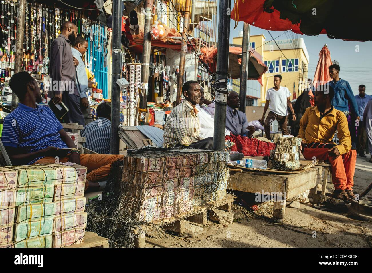 Cambiadischi sul mercato di Hargeissa, Somaliland Foto Stock