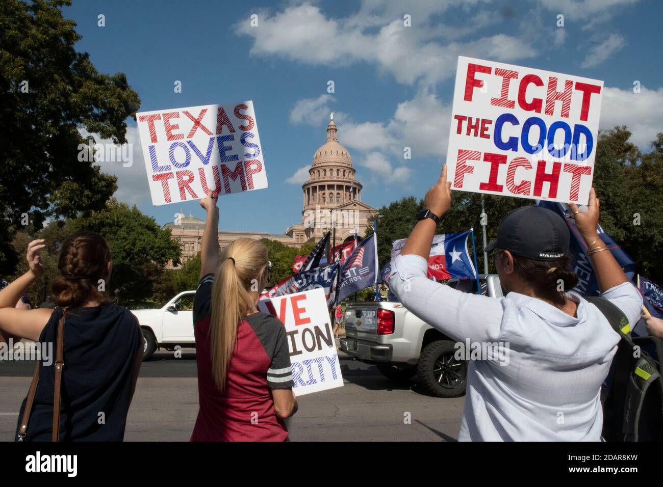 Austin, TX USA 14 novembre 2020: Diverse centinaia di sostenitori del presidente Donald Trump si radunano davanti al Campidoglio del Texas nel centro di Austin, amant che il presidente non dovrebbe concedere l'elezione del 3 novembre a Joe Biden fino a quando i casi di frode elettorale non sono indagati e tutti i voti contati. Finora non sono emersi casi diffusi di voto illegale quasi due settimane dopo le elezioni. Credit: Bob Daemmrich/Alamy Live News Foto Stock