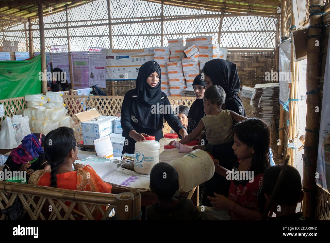 Distribuzione alimentare, campo per i rifugiati Rohingya provenienti da Myanmar, Kutupalong, Cox Bazar, Bangladesh Foto Stock