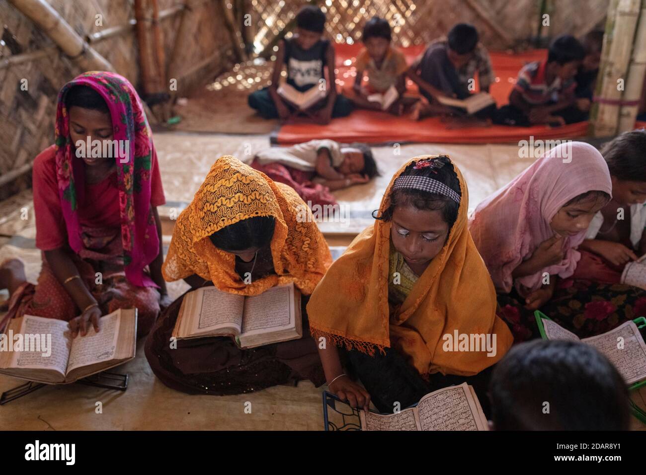Ragazze che leggono in una madrasah, scuola di Corano, campo per i rifugiati Rohingya da Myanmar, Kutupalong, Cox Bazar, Bangladesh Foto Stock