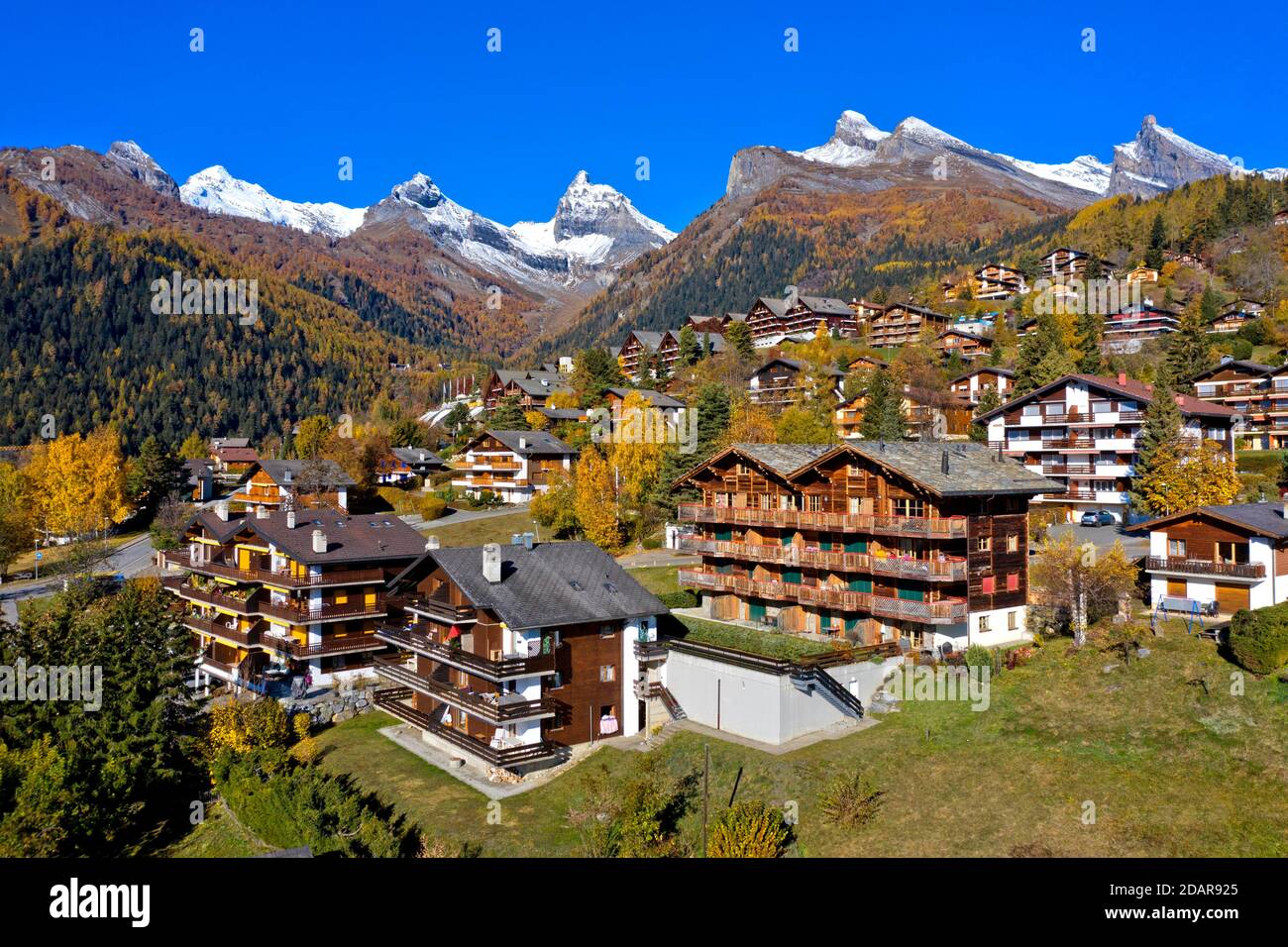 Atmosfera autunnale nella località di villeggiatura e benessere di Ovronnaz, Vallese, Svizzera Foto Stock