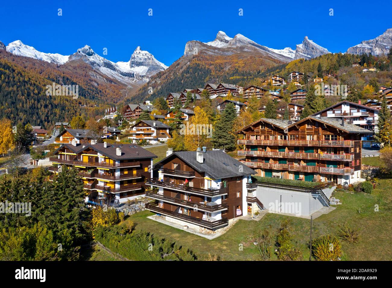 Atmosfera autunnale nella località di villeggiatura e benessere di Ovronnaz, Vallese, Svizzera Foto Stock