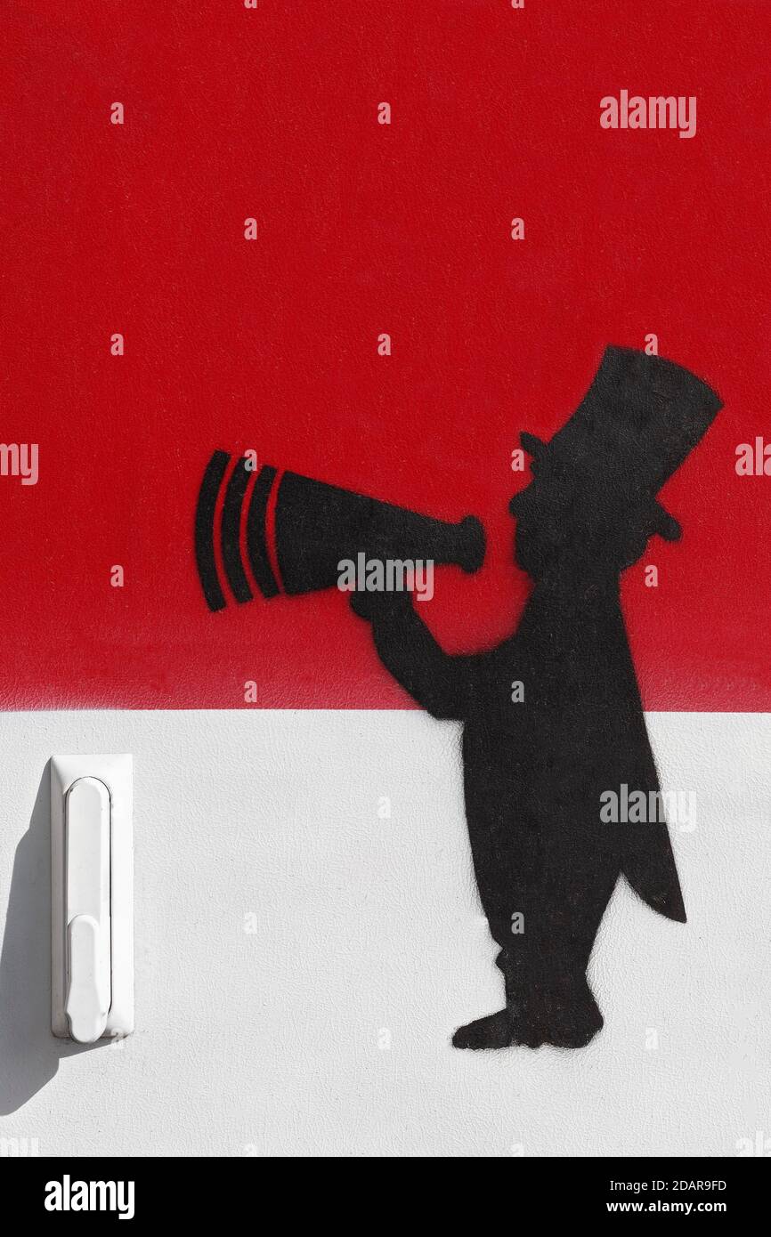 Immagine stencil, maschio in cappotto e top Hat parla a Megafon, Duesseldorf, Nord Reno-Westfalia, Germania Foto Stock