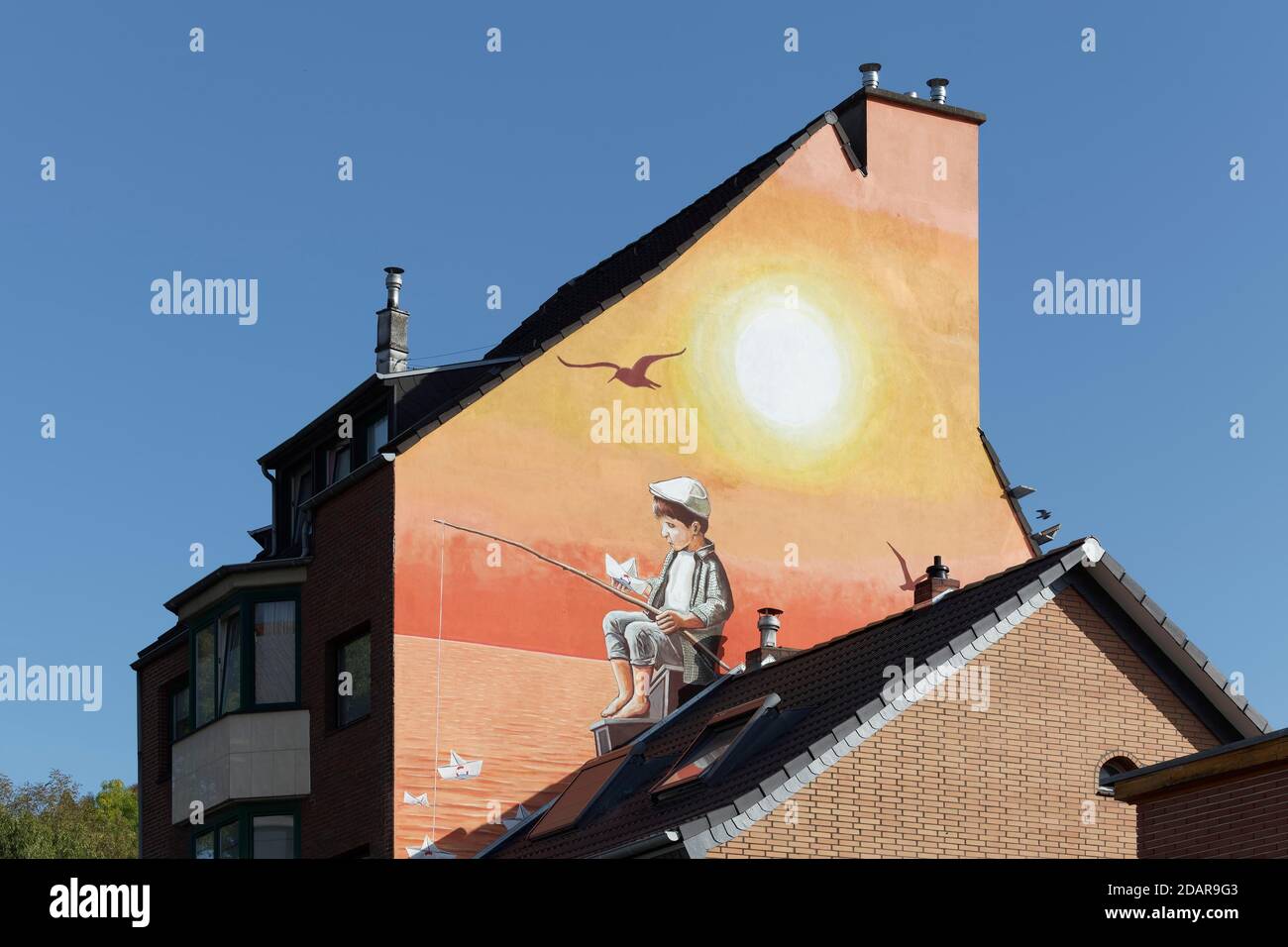 Murale See-Watch di Klaus Klinger, barche di carta da pesca per ragazzi, tema soccorso rifugiati nel Mediterraneo, Duesseldorf, Nord Reno-Westfalia, Germania Foto Stock