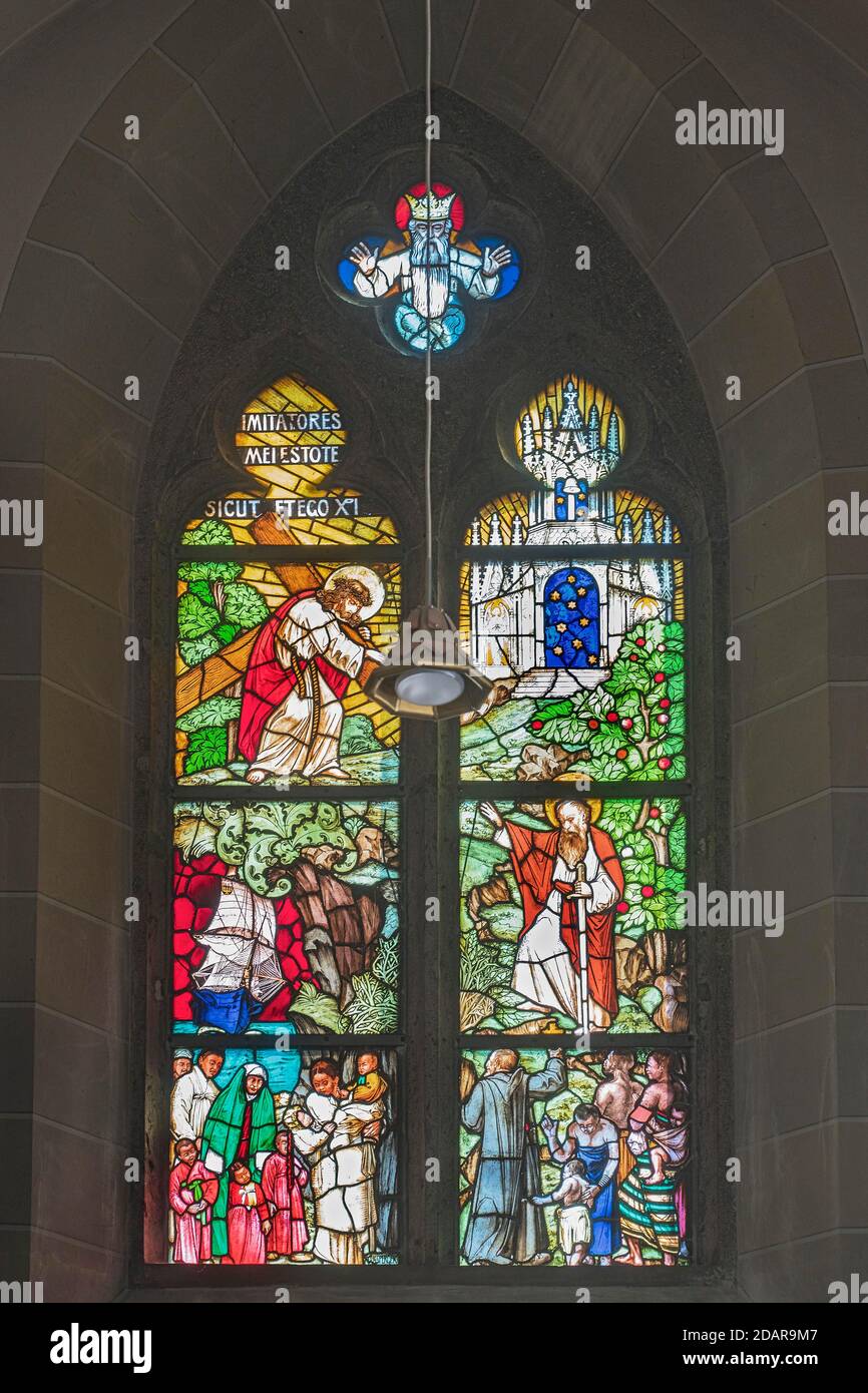 Vetrata colorata, Chiesa del Monastero del cuore di Gesù, Arciabbazia di San Ottilien, alta Baviera, Baviera, Germania Foto Stock