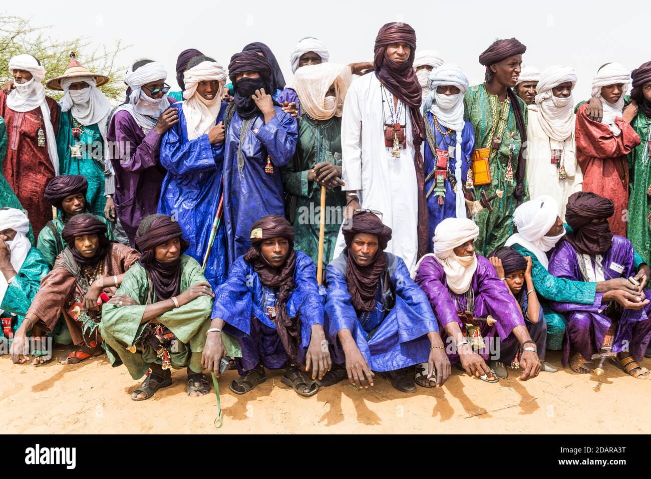 Spettatori al festival Gerewol, concorso rituale di courtship tra il popolo Woodaabe Fula, Niger Foto Stock