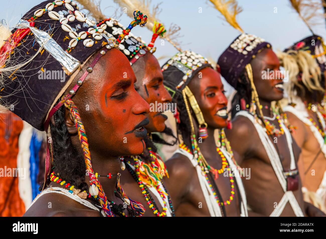 Wodaabe-Bororo uomini con volti dipinti durante l'annuale festival Gerewol, concorso rituale di courtship tra il popolo Woodaabe Fula, Niger Foto Stock