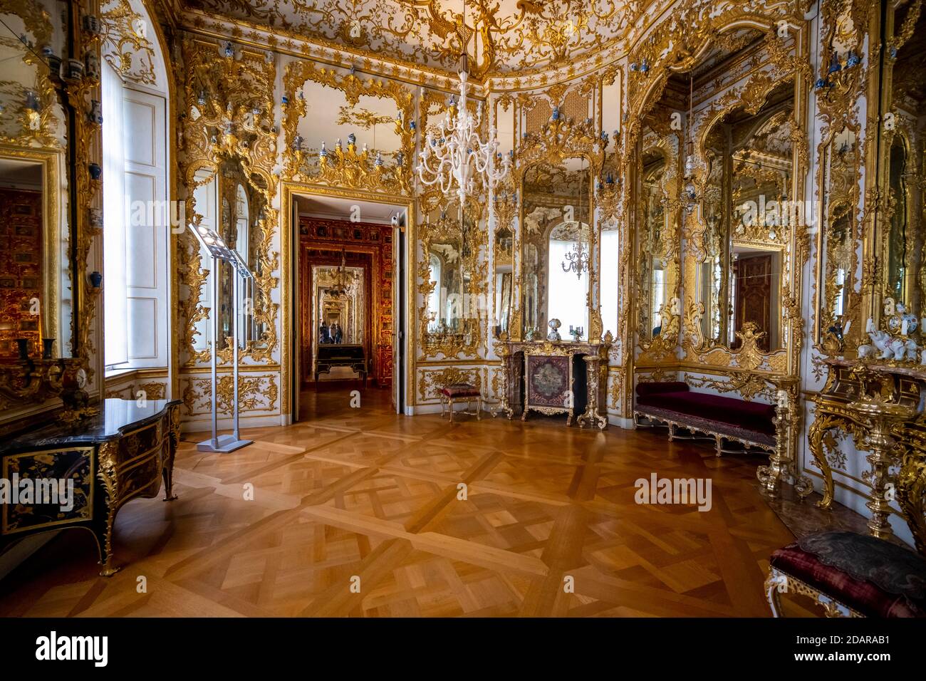 Mobiletto a specchio decorato con arte, mobiletto in miniatura, camera ricca, residenza di Monaco, Monaco, alta Baviera, Baviera, Germania Foto Stock