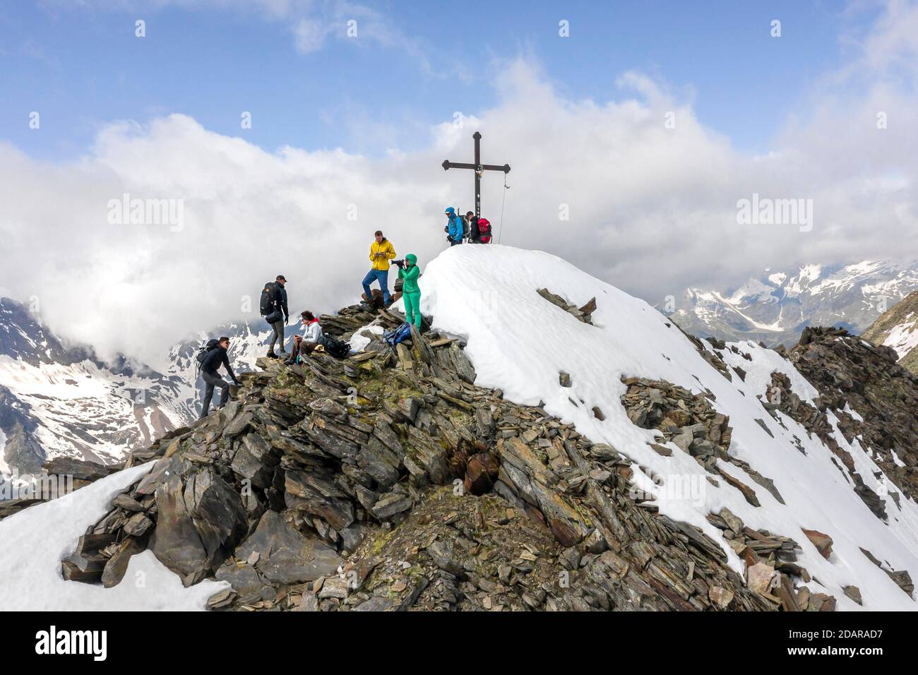 Escursionista alla cima innevata dello Schoenbichlerhorn, Berlino Hoehenweg, Alpi Zillertal, ghiacciaio Schlegeiskees, Zillertal, Tirolo, Austria Foto Stock
