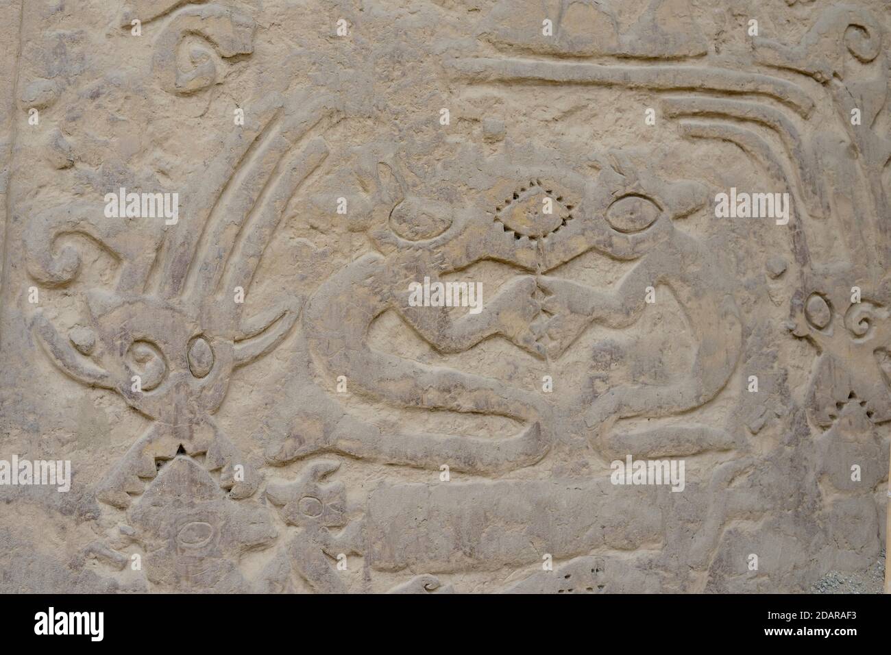 Rilievo sul muro di argilla, adobe, rovine di Chan Chan, Trujillo, regione di la Liberdad, Perù Foto Stock