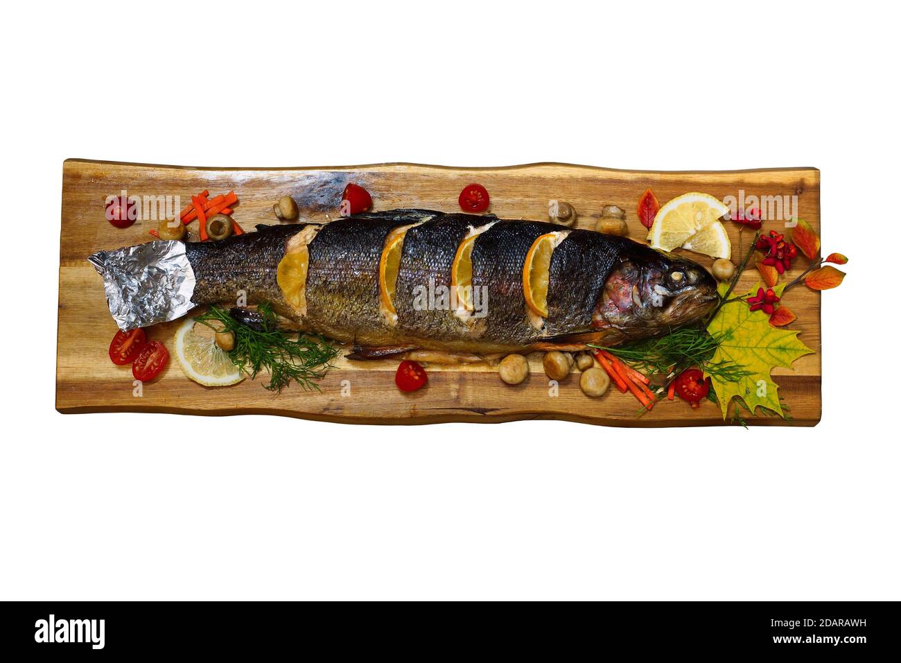 Trota al forno con limone e funghi su tavola di legno. Vista dall'alto. Isolato Foto Stock