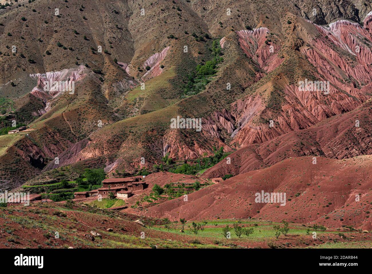 Paesaggio di erosione con piccolo villaggio di argilla dei berberi, Alto Atlante, Marocco Foto Stock