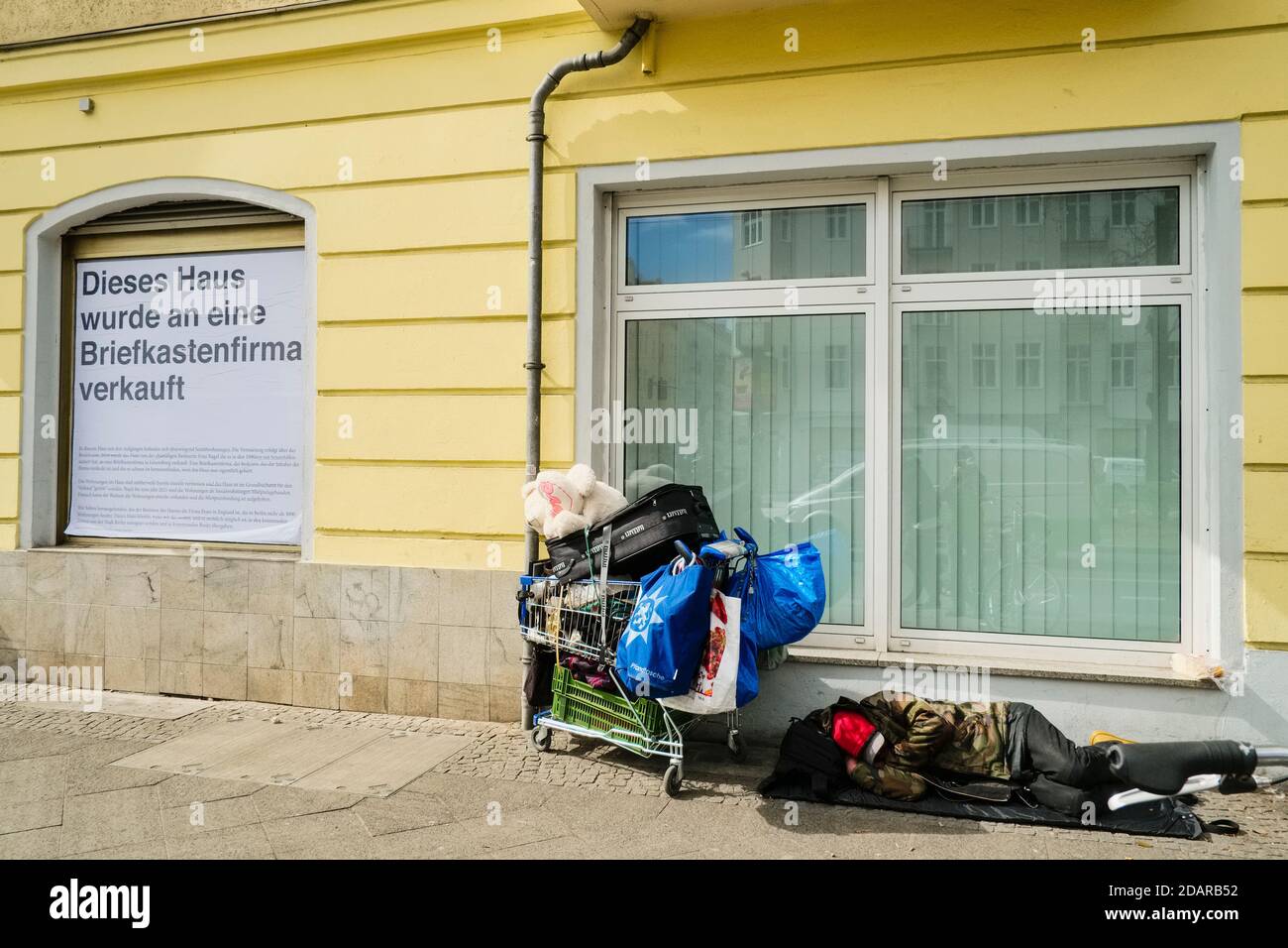 Letto ruvido con carrello, Berlino, Germania Foto Stock