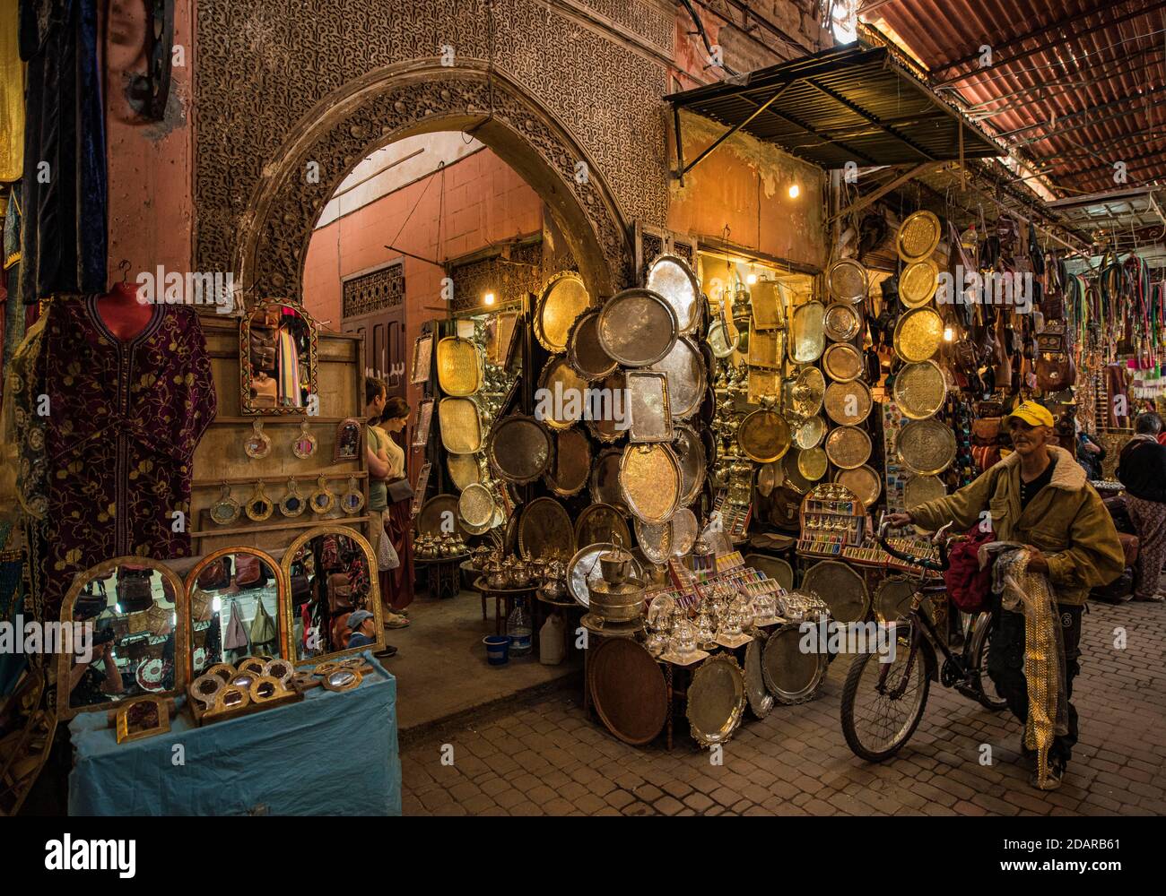 Tipico, souk tradizionale, bazar, un uomo spinge la sua bicicletta, Marrakech, Marocco Foto Stock