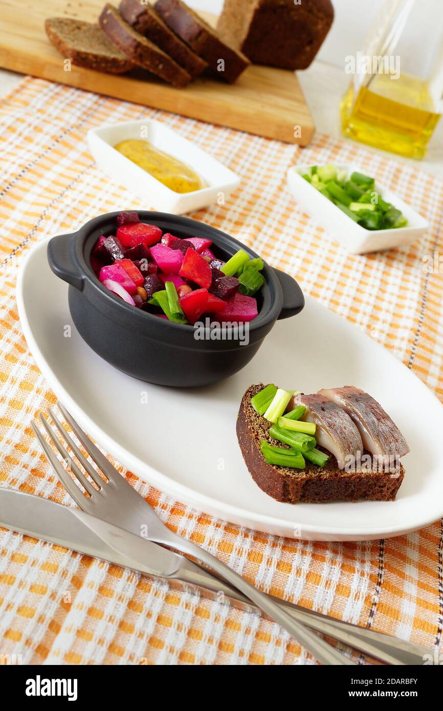 Vinaigrette di insalata di barbabietole russe e panino con aringhe Foto Stock