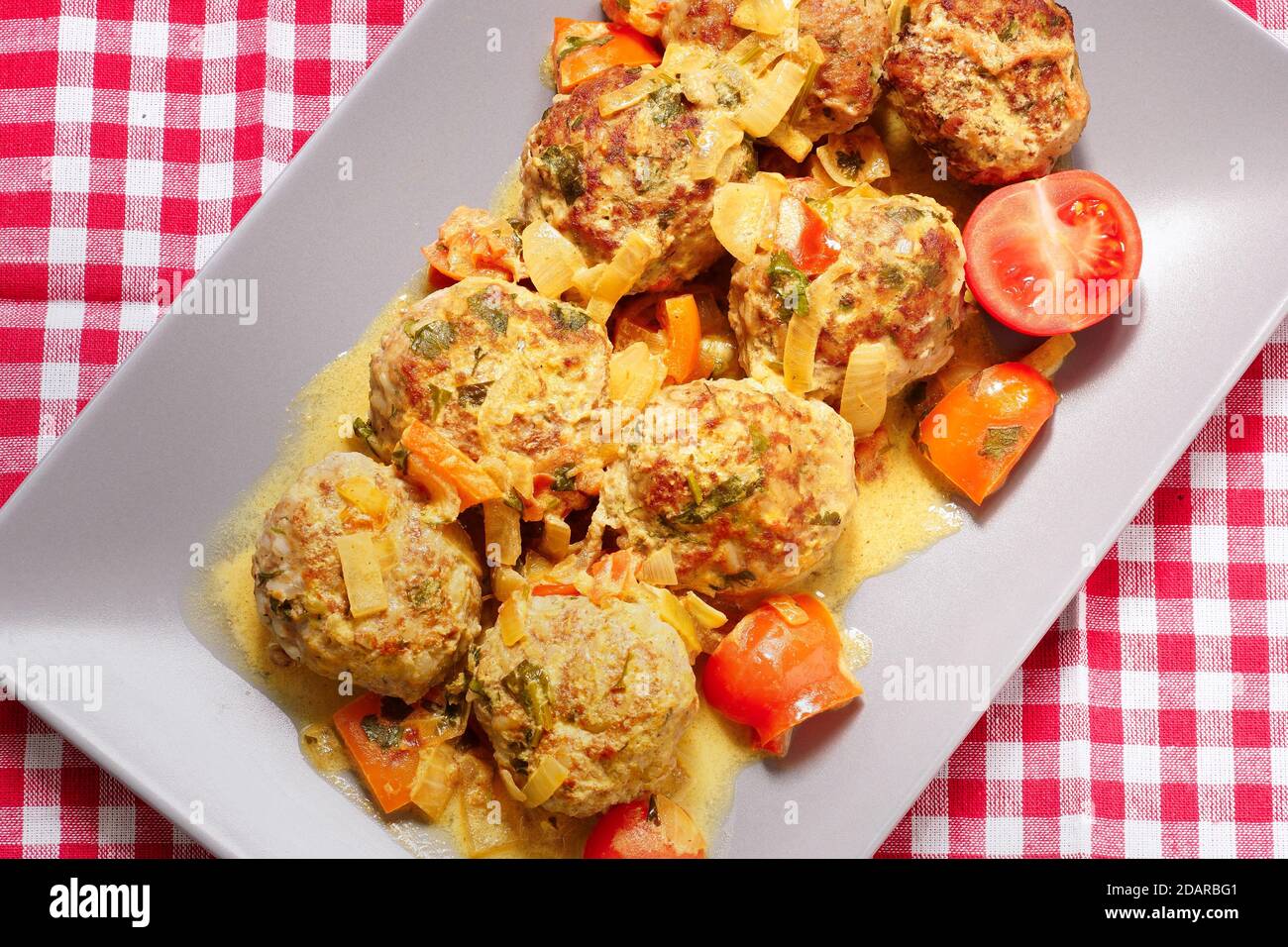 polpette con verdure su un porridge blu plate.buckwheat e ketchup.red tovaglia a scacchi Foto Stock