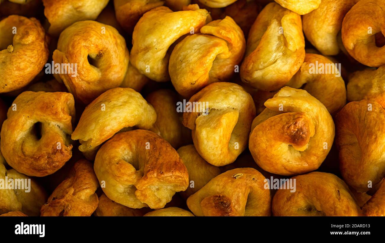Taralli pugliesi fatti in casa, aromatizzati con semi di finocchio Foto Stock
