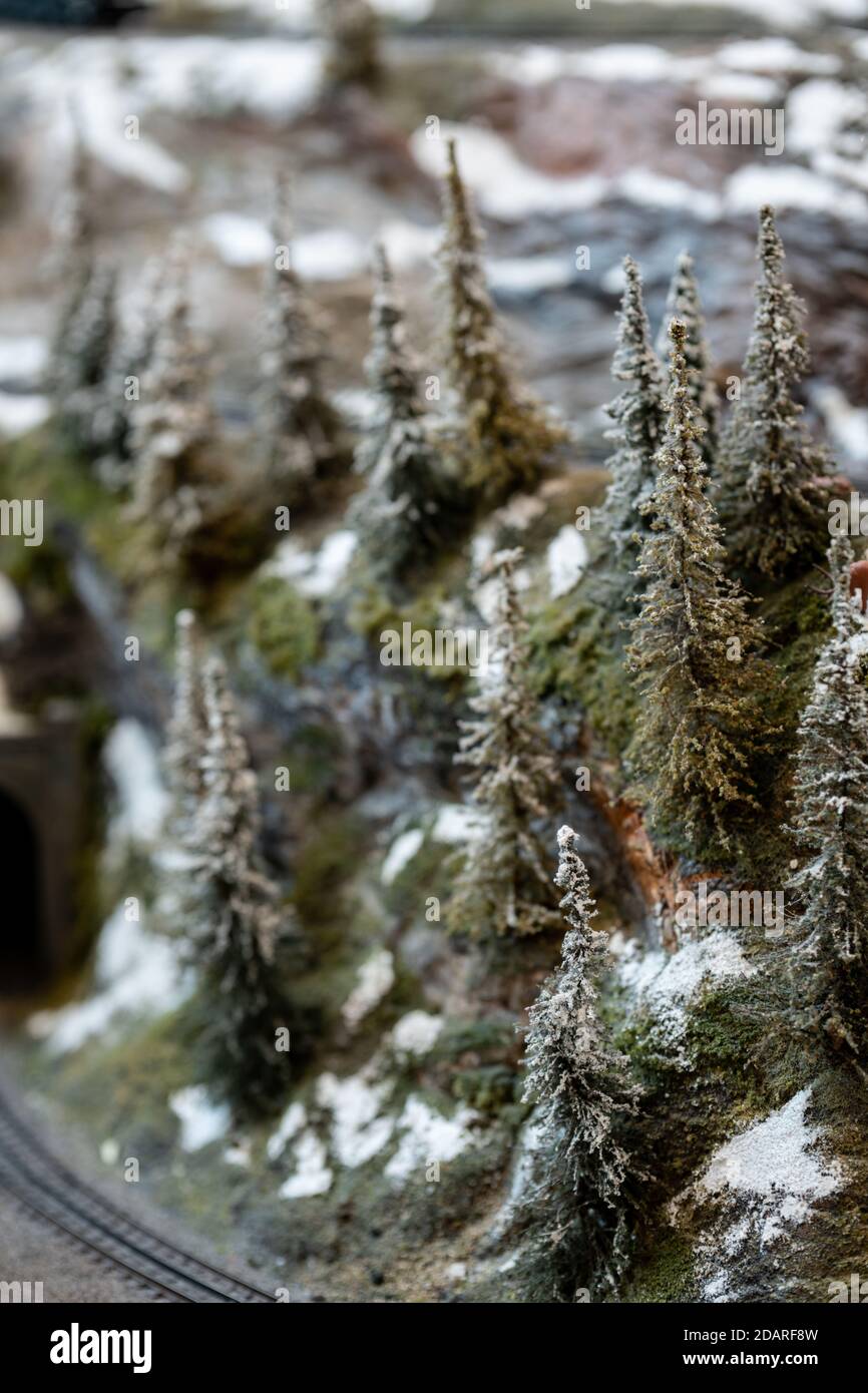 Montagna invernale con alberi di pino coperti di neve Foto Stock