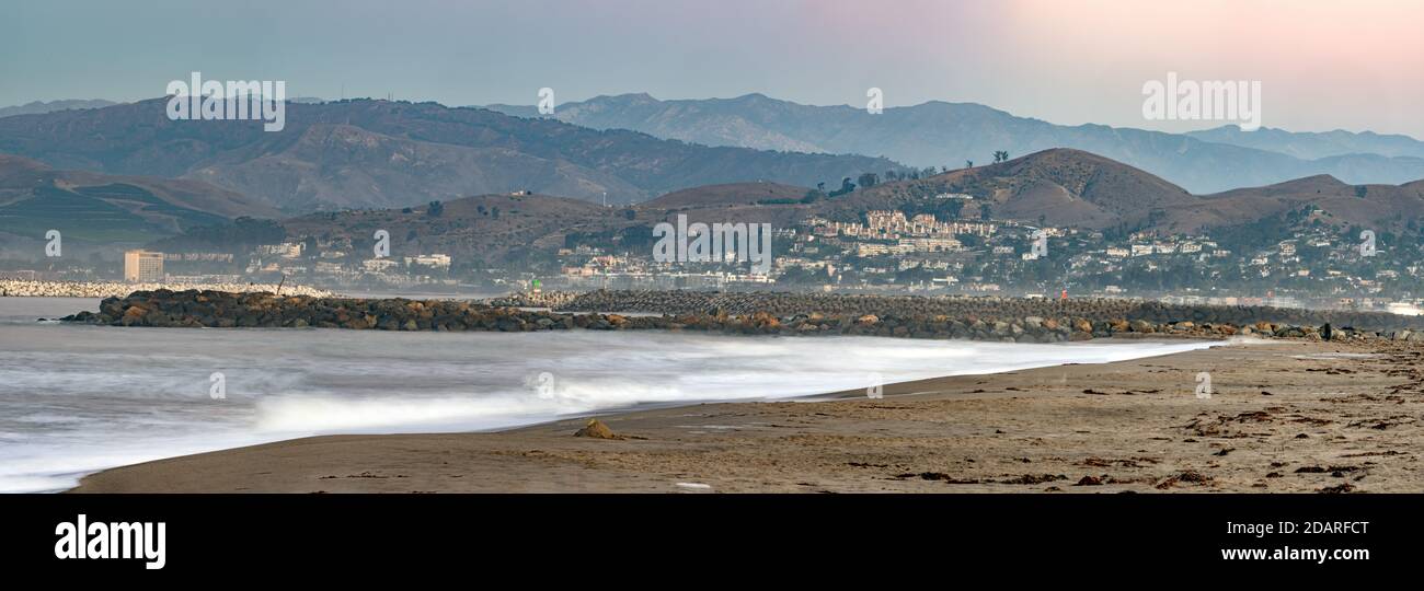 Ventura costa di spiagge sabbiose accoccolate su colline ondulate con jetty rocciosi nel mezzo. Foto Stock