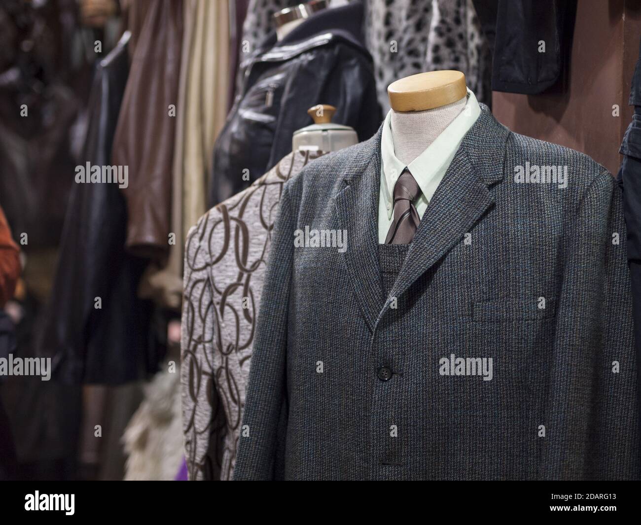 Primo piano di abiti eleganti da uomo su manichini in un negozio Foto stock  - Alamy