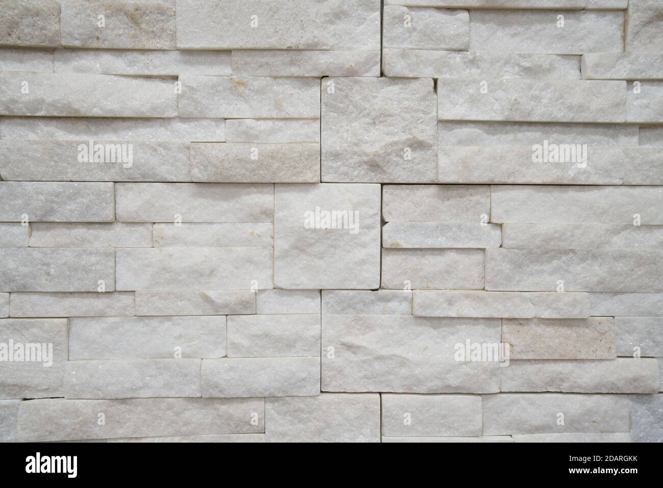 Struttura in mattoni di pietra bianca, struttura geometrica esterna ruvida Foto Stock