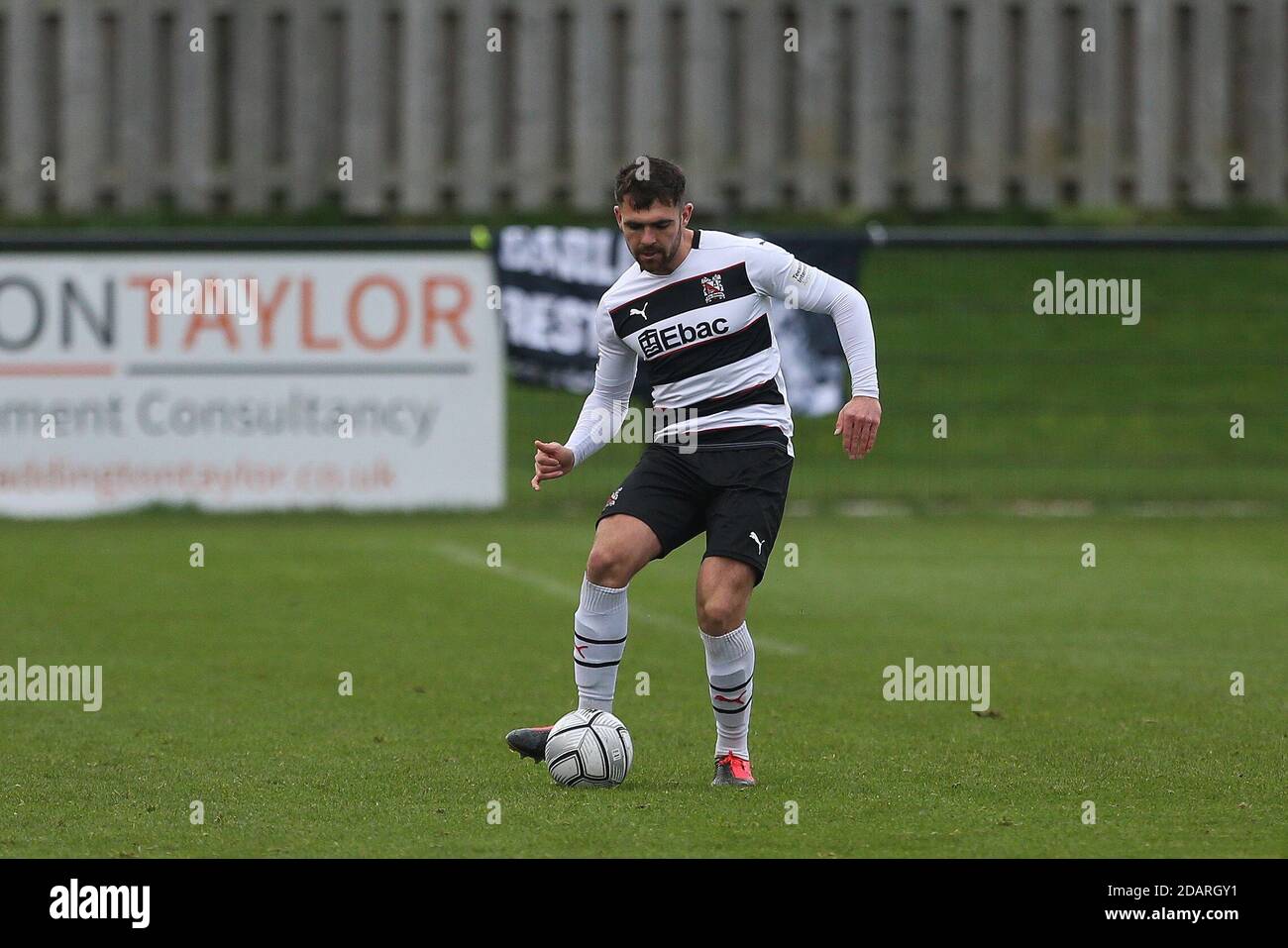 DARLINGTON, INGHILTERRA. 14 NOVEMBRE ben Hedley di Darlington durante la Vanarama National League North match tra Darlington e AFC Telford United a Blackwell Meadows, Darlington sabato 14 novembre 2020. (Credit: Mark Fletcher | MI News) Credit: MI News & Sport /Alamy Live News Foto Stock