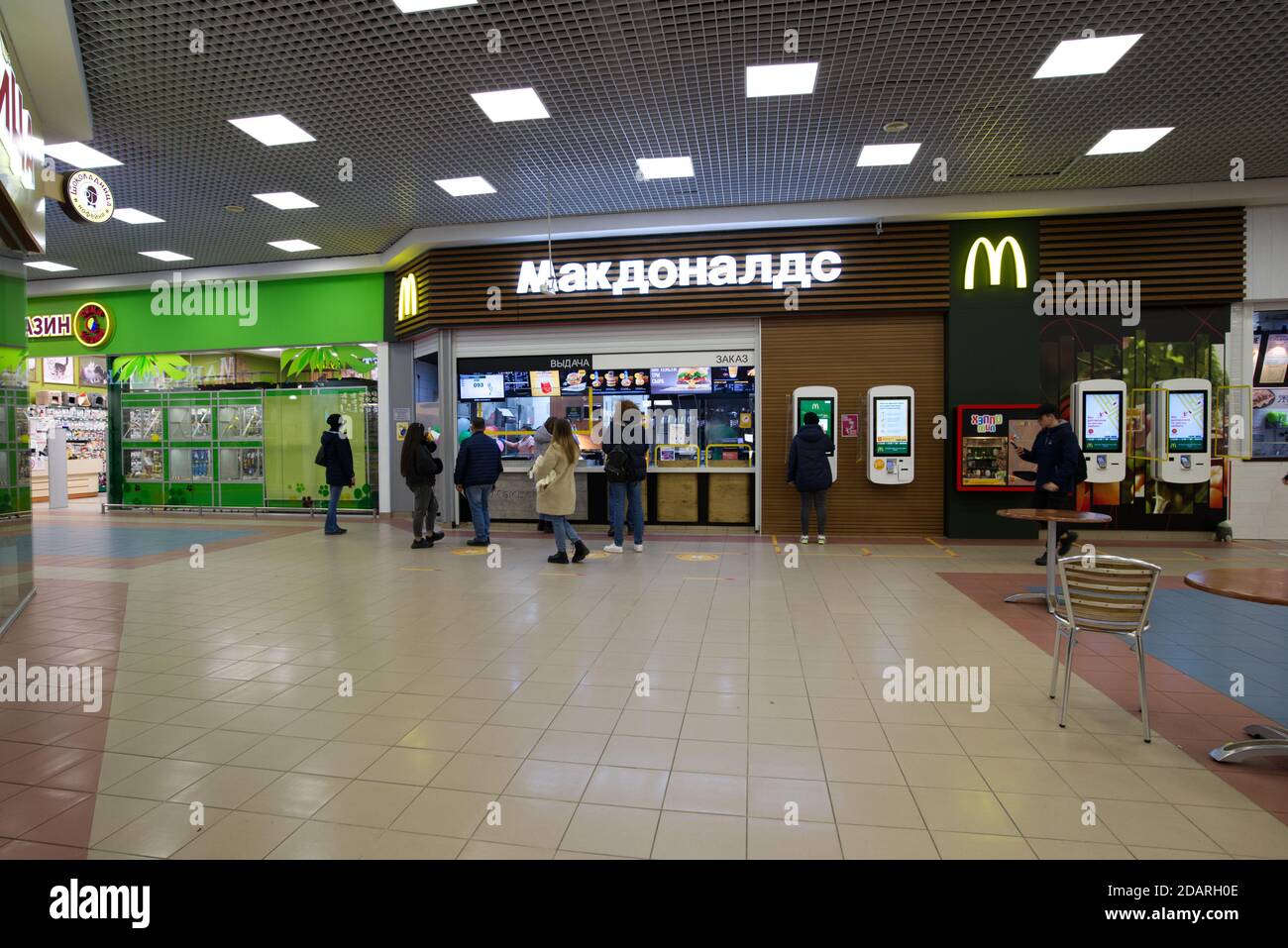 Vista del fast food McDonalds nel centro commerciale Foto Stock