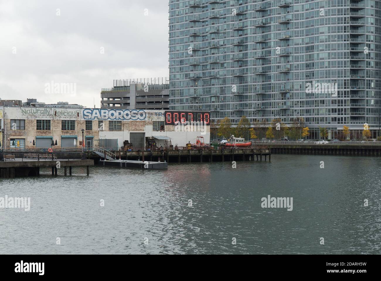 Long Island City, New York, 13 novembre 2020.. Orologio gigante che conta su quanti giorni e ore Trump ha lasciato in carica come presidente degli Stati Uniti. Foto Stock