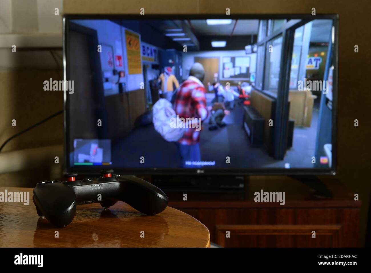 KHARKOV, UCRAINA - 12 NOVEMBRE 2020: Controller di videogiochi Gamesir g3s sul tavolo con Grand Theft Auto 5 gioco su grande schermo Foto Stock