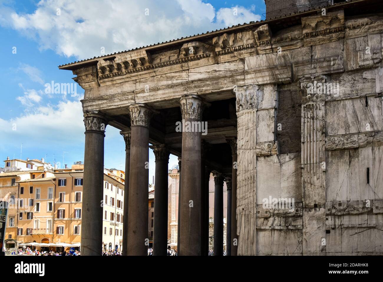 Una vista laterale del portico e delle colonne dell'antico Pantheon, un tempo tempio e una chiesa e ora un importante punto di riferimento nel centro di Roma Italia Foto Stock