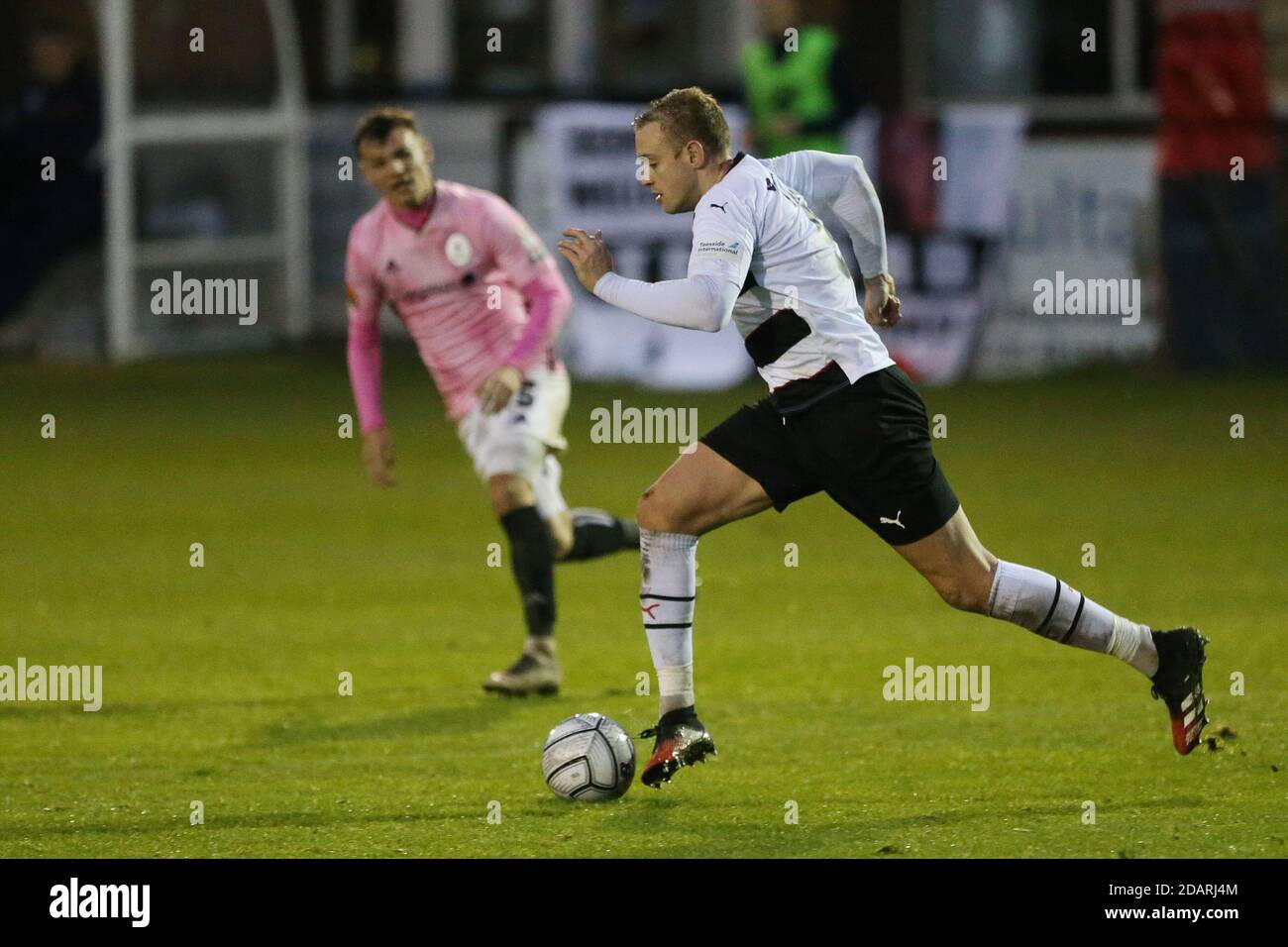 DARLINGTON, INGHILTERRA. 14 NOVEMBRE Louis Laing di Darlington durante la Vanarama National League North match tra Darlington e AFC Telford United a Blackwell Meadows, Darlington sabato 14 novembre 2020. (Credit: Mark Fletcher | MI News) Credit: MI News & Sport /Alamy Live News Foto Stock