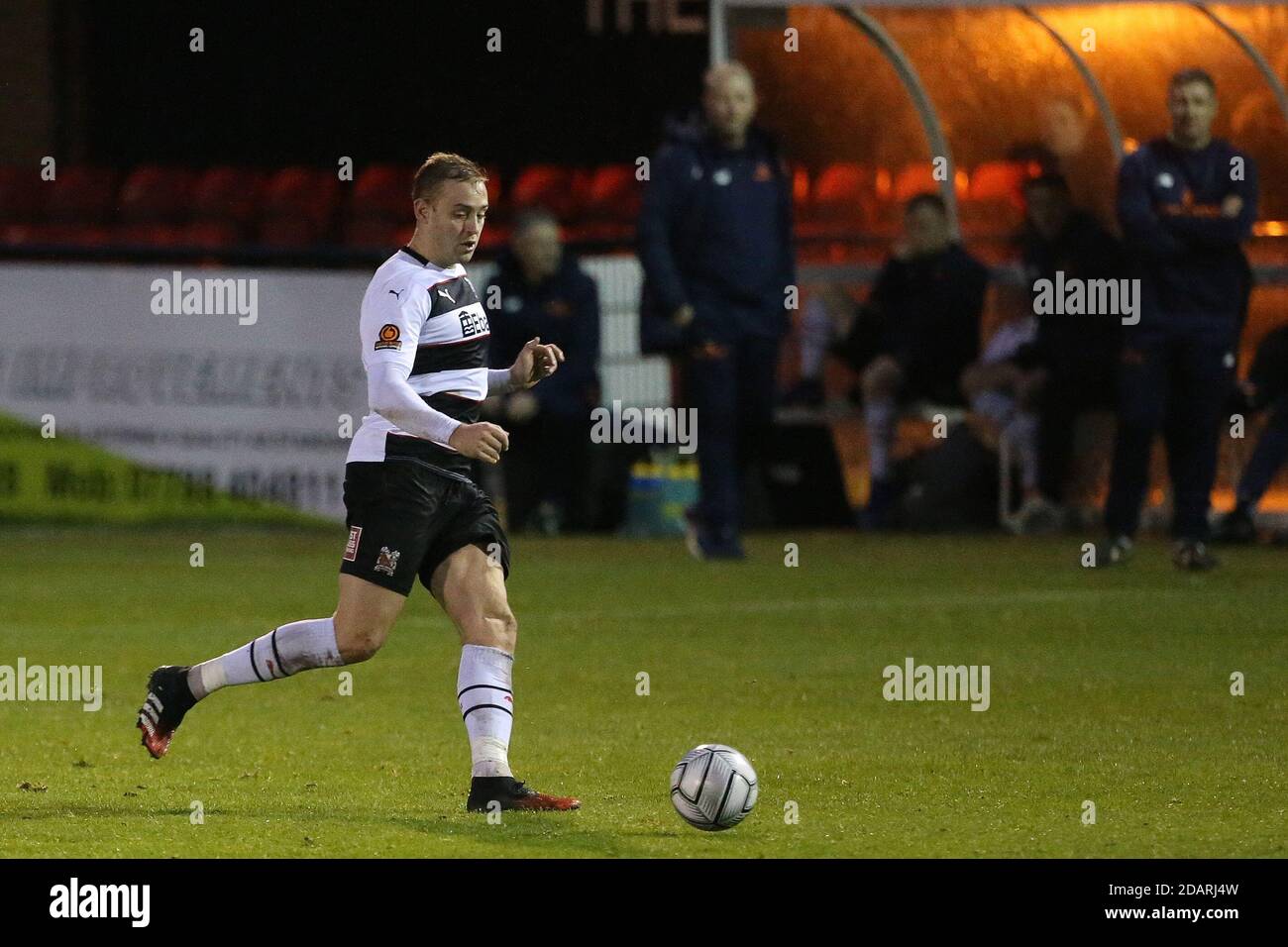 DARLINGTON, INGHILTERRA. 14 NOVEMBRE Louis Laing di Darlington durante la Vanarama National League North match tra Darlington e AFC Telford United a Blackwell Meadows, Darlington sabato 14 novembre 2020. (Credit: Mark Fletcher | MI News) Credit: MI News & Sport /Alamy Live News Foto Stock