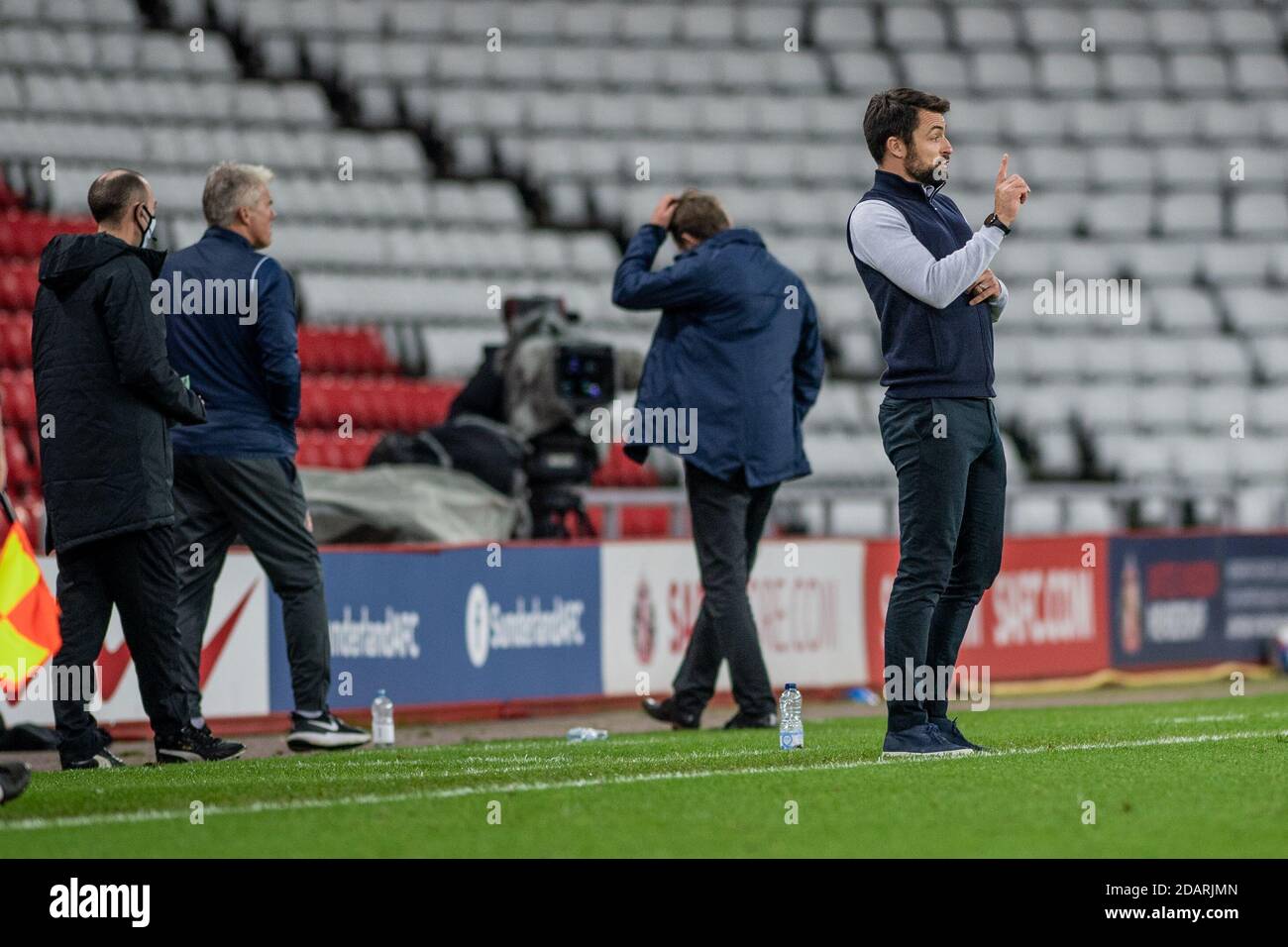 SUNDERLAND, INGHILTERRA. 14 NOVEMBRE Russell Martin MK Dons Manager dà istruzioni alla sua squadra mentre Phil Parkinson Sunderland Manager si trasforma in disperazione durante la partita Sky Bet League 1 tra Sunderland e MK Dons allo Stadio di luce di Sunderland sabato 14 novembre 2020. (Credit: Trevor Wilkinson | MI News) Credit: MI News & Sport /Alamy Live News Foto Stock