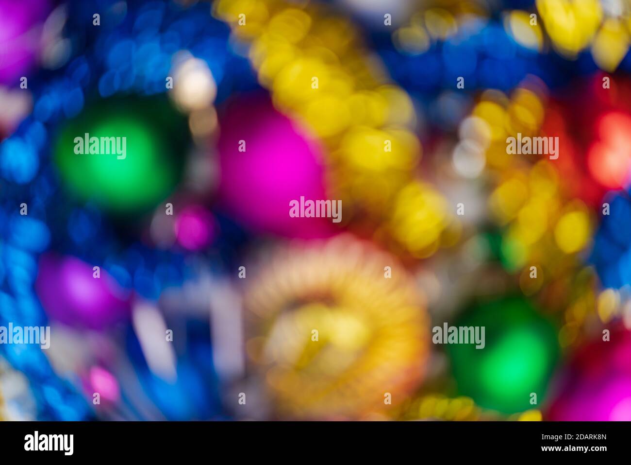 Defocused vivido Natale palle decorazioni vacanza, astratto blurry bokeh effetto di sfondo. Fuori fuoco che illumina la texture di celebrazione delle luci di Natale Foto Stock